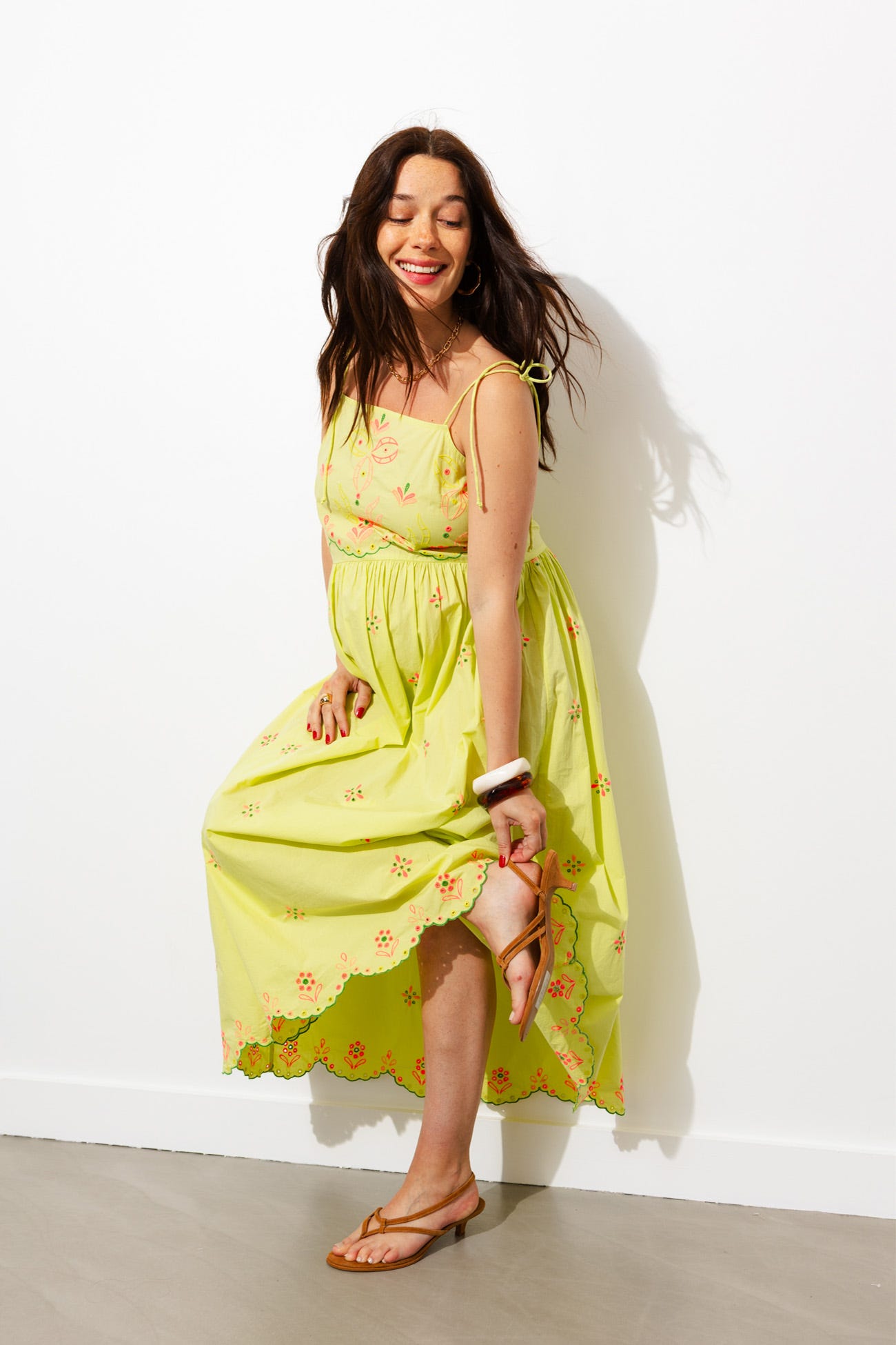 Robe brodée à bretelles nouées
