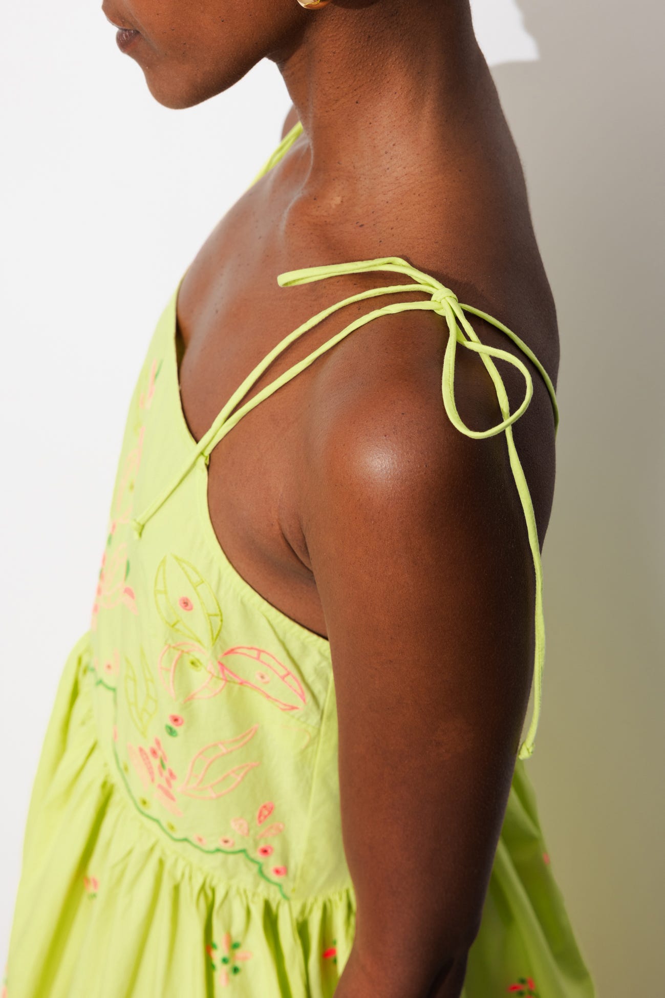 Robe brodée à bretelles nouées