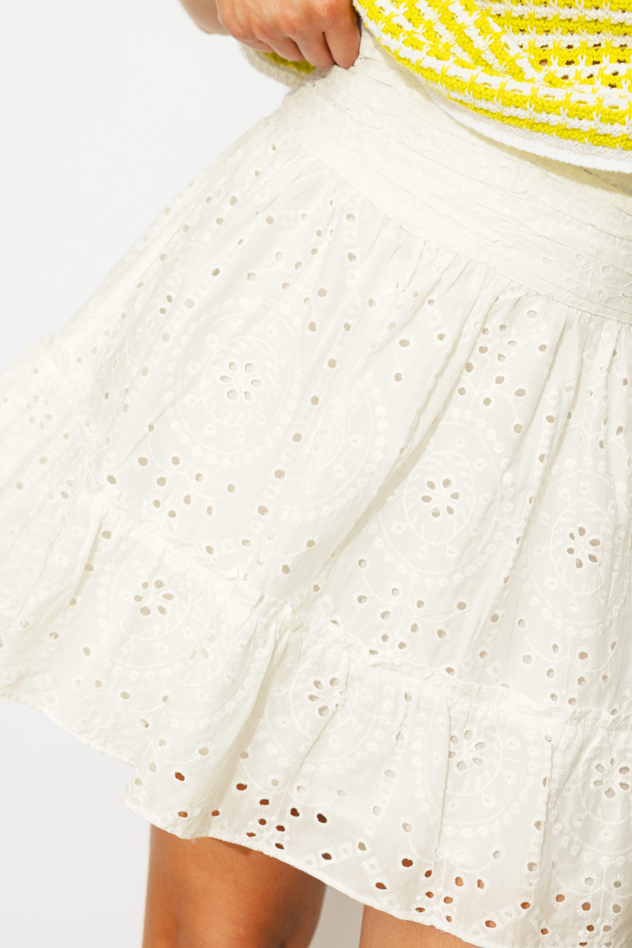 Mini-jupe en broderie anglaise