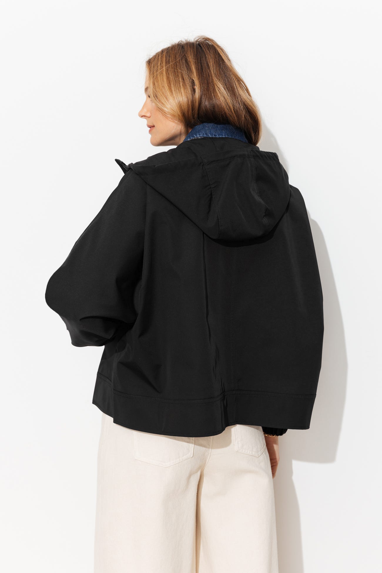 Blouson coupe-vent à capuche