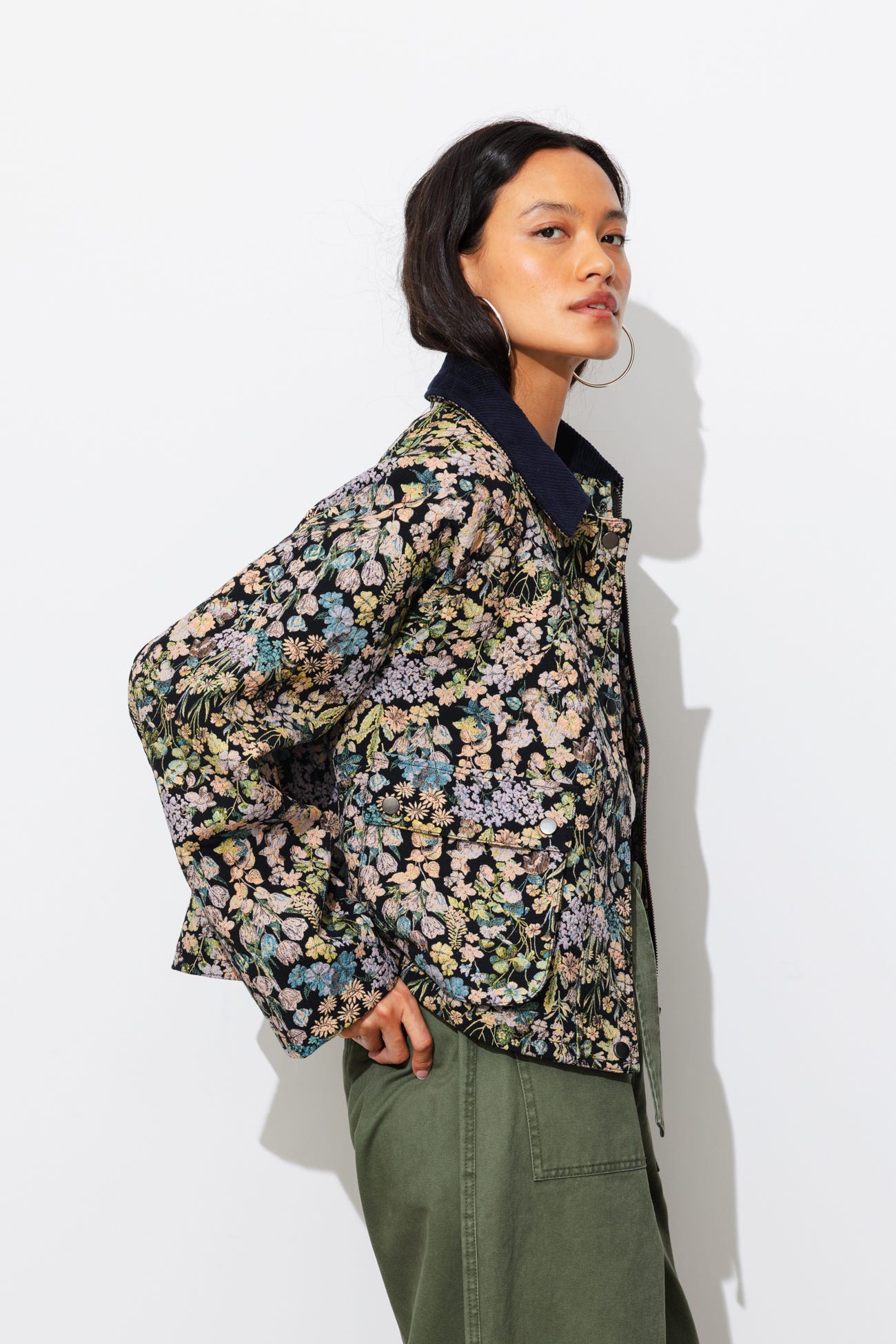 Kurze Blumen-Jacquardjacke
