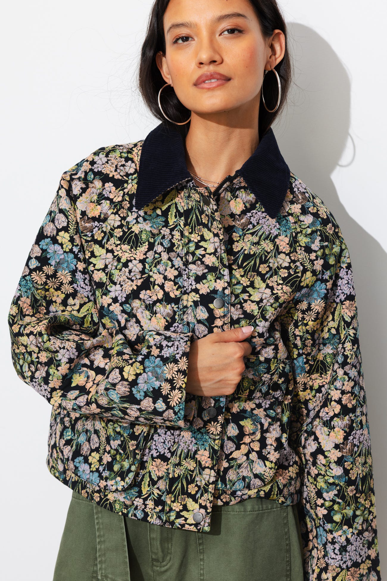 Kurze Blumen-Jacquardjacke