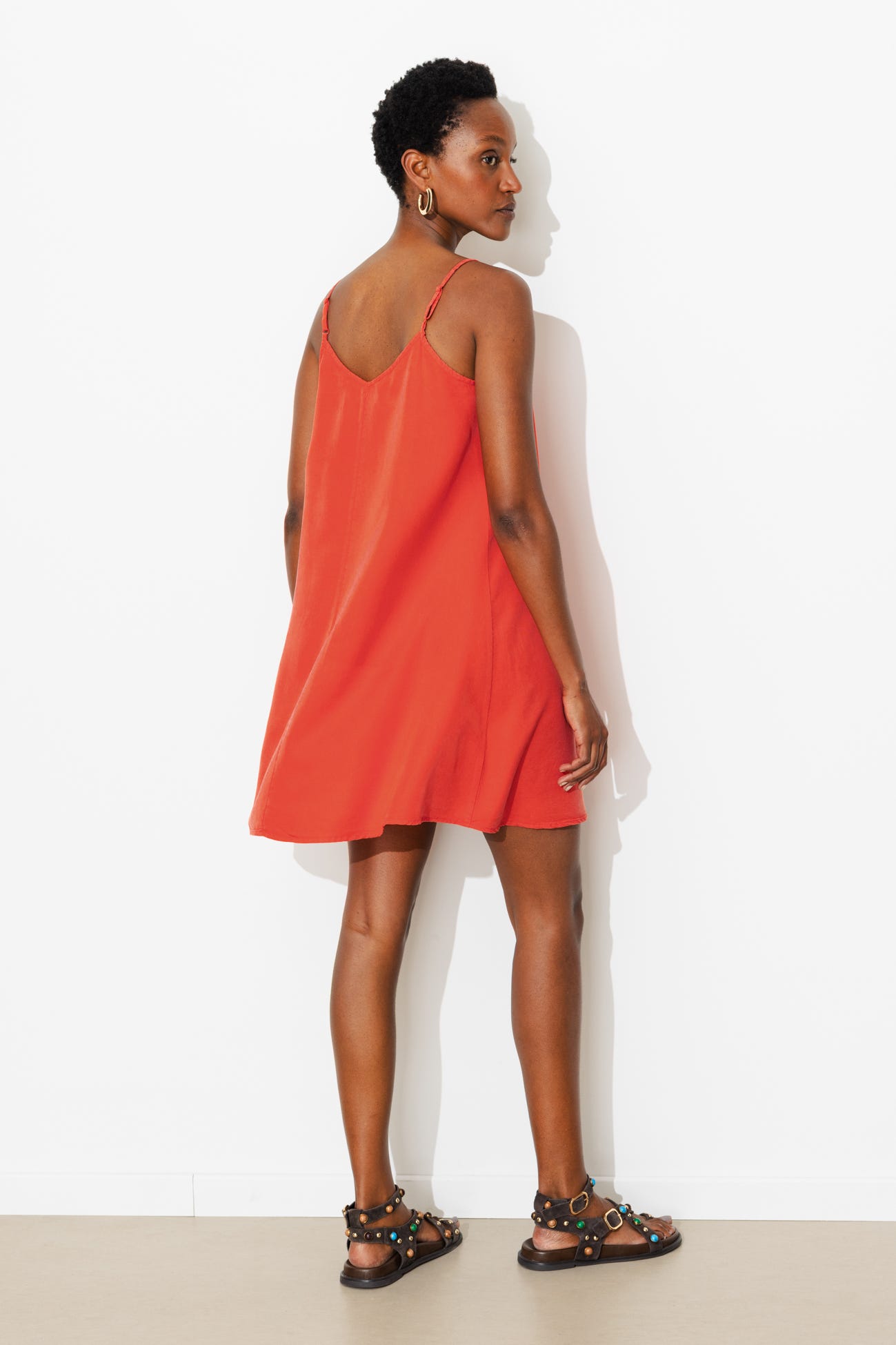 Robe courte à fines bretelles