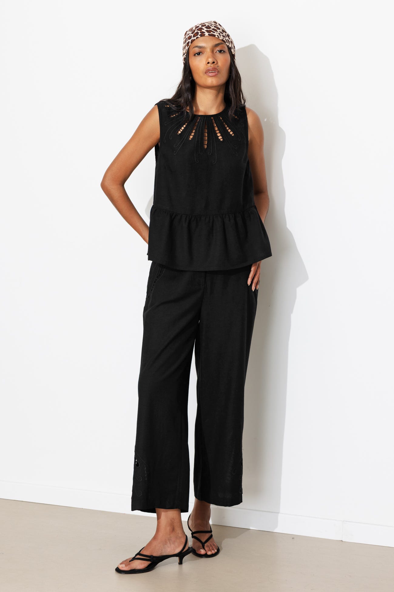 Blouse sans manches brodée