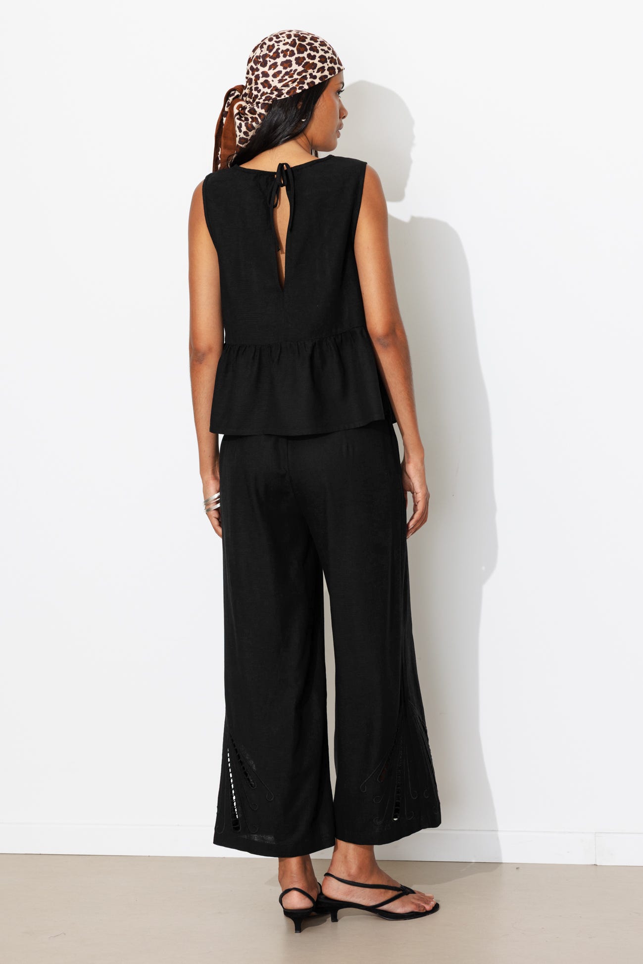 Blouse sans manches brodée