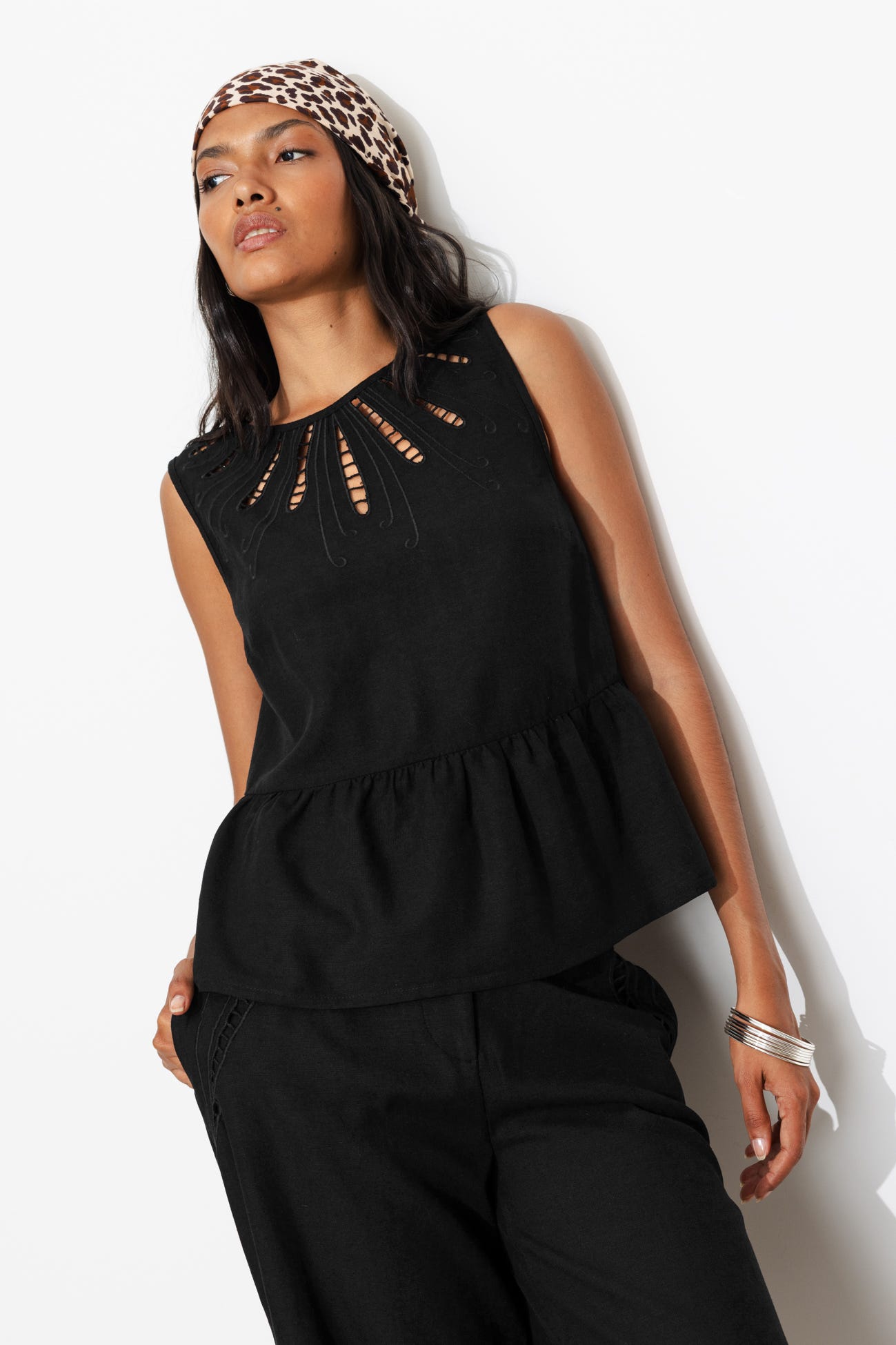 Blouse sans manches brodée