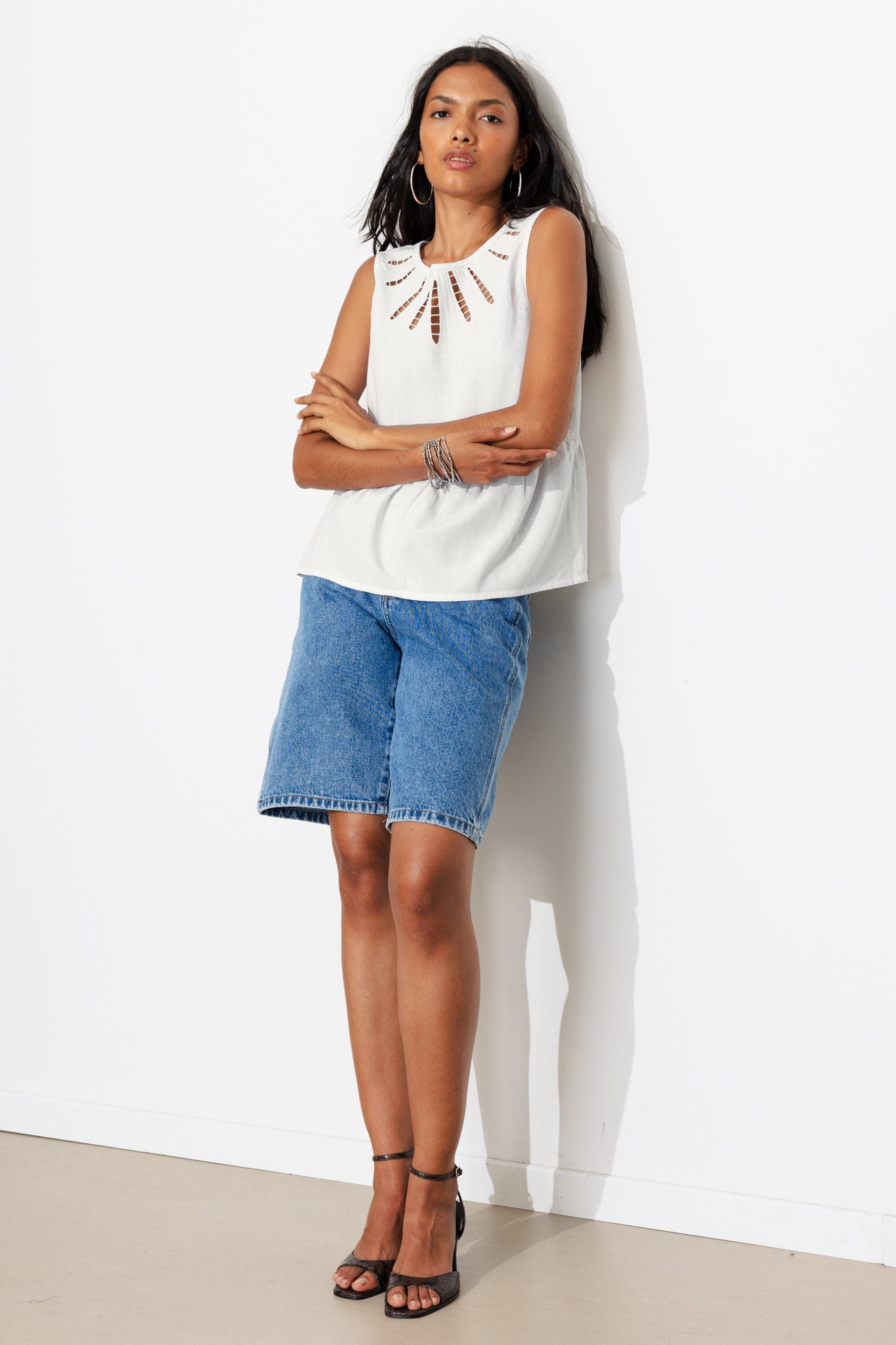 Blouse sans manches brodée