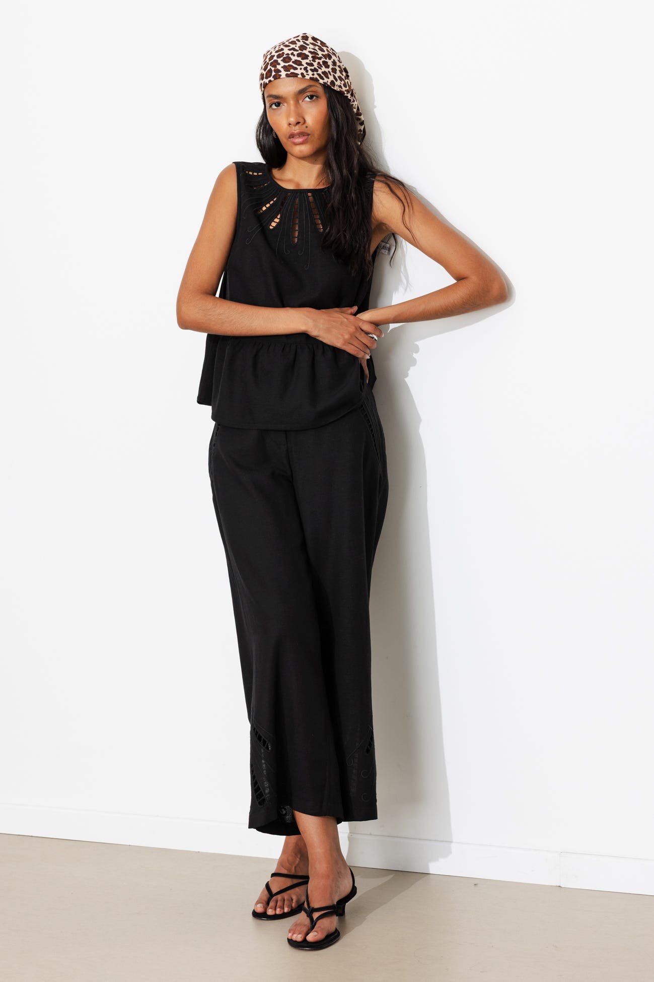 Pantalon court et brodé Femme