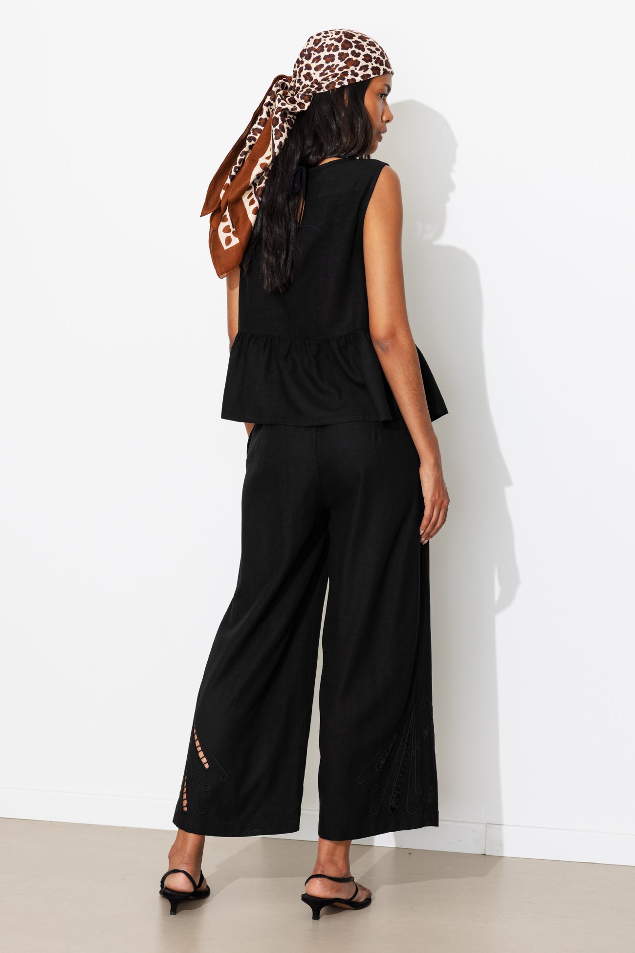 Pantalon court et brodé Femme