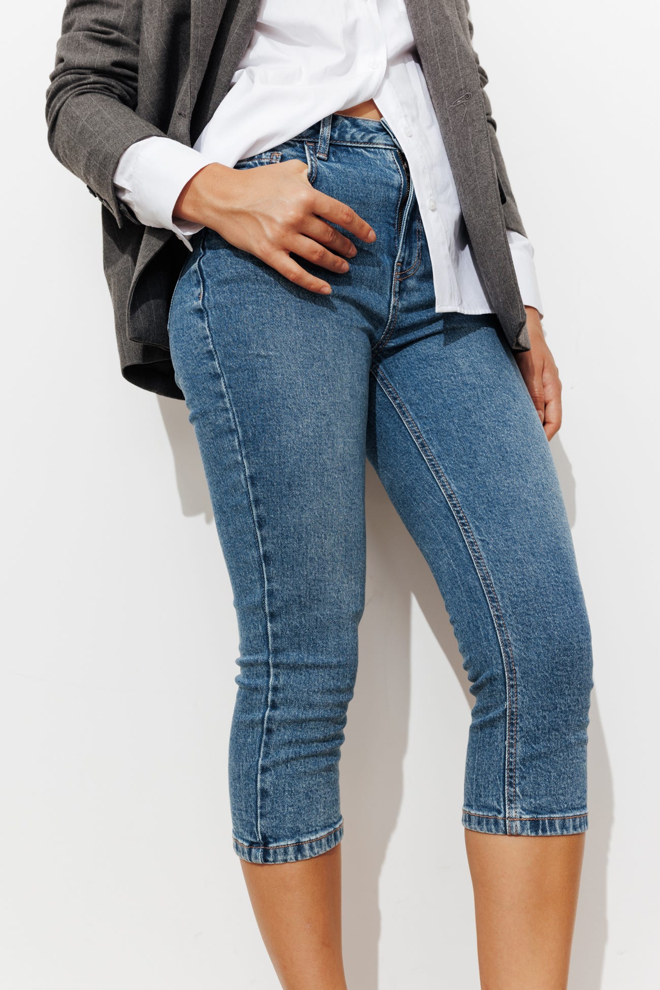 Short denim capri trousers