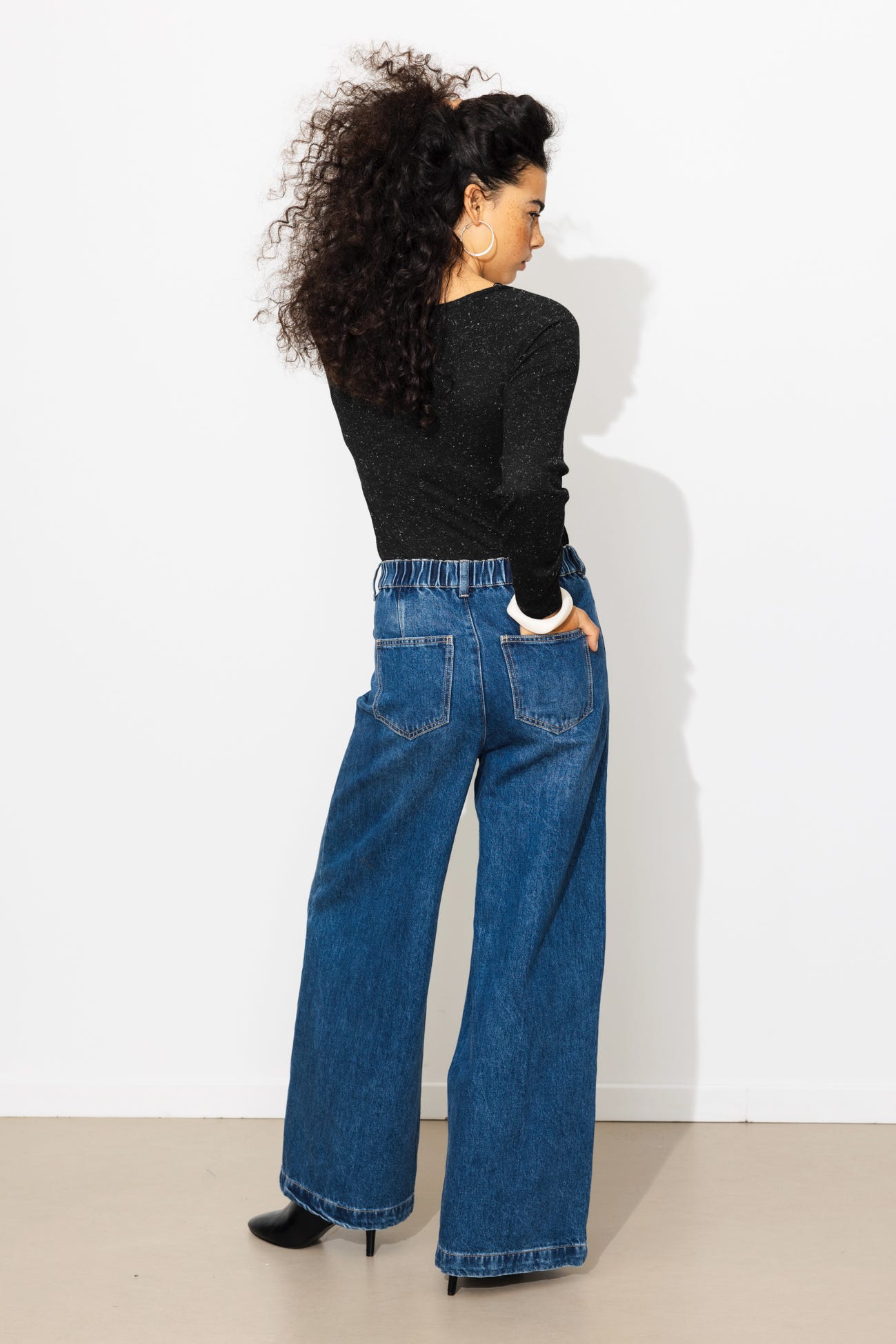Lightweight glitzy jumper