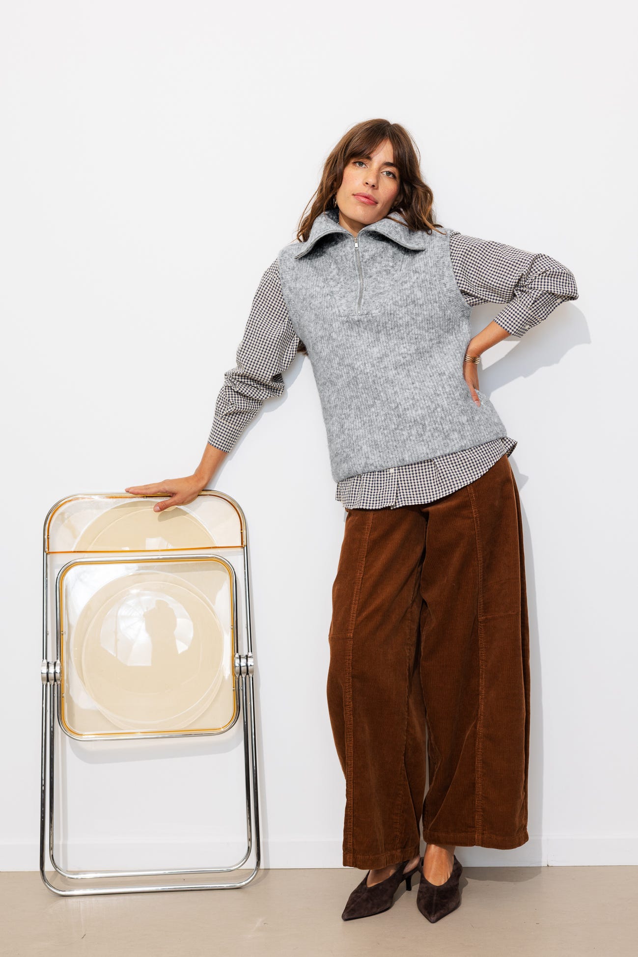 Sleeveless funnel-neck jumper