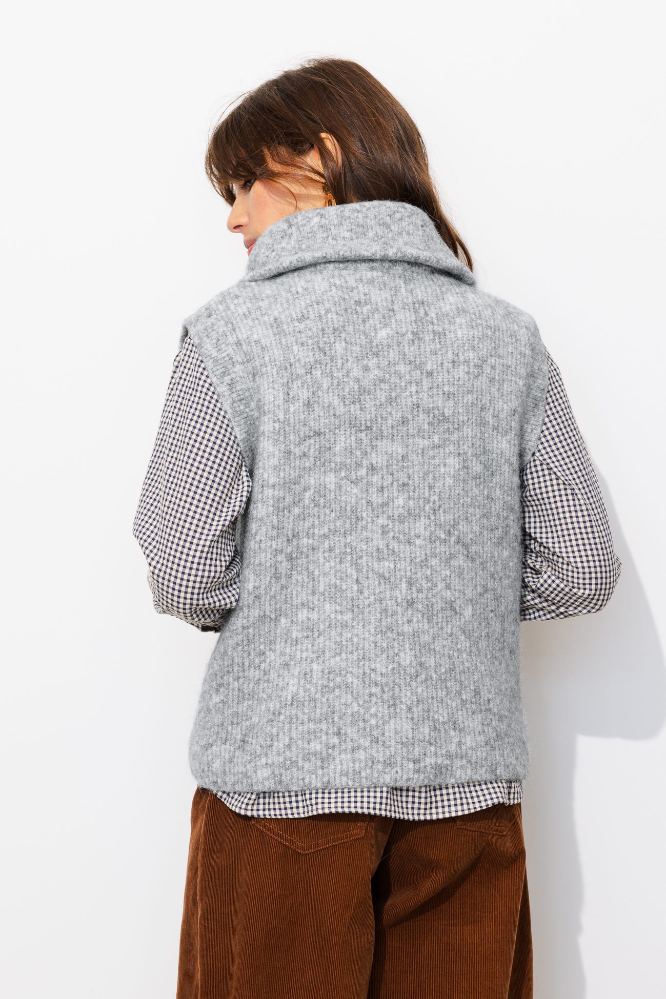 Sleeveless funnel-neck jumper