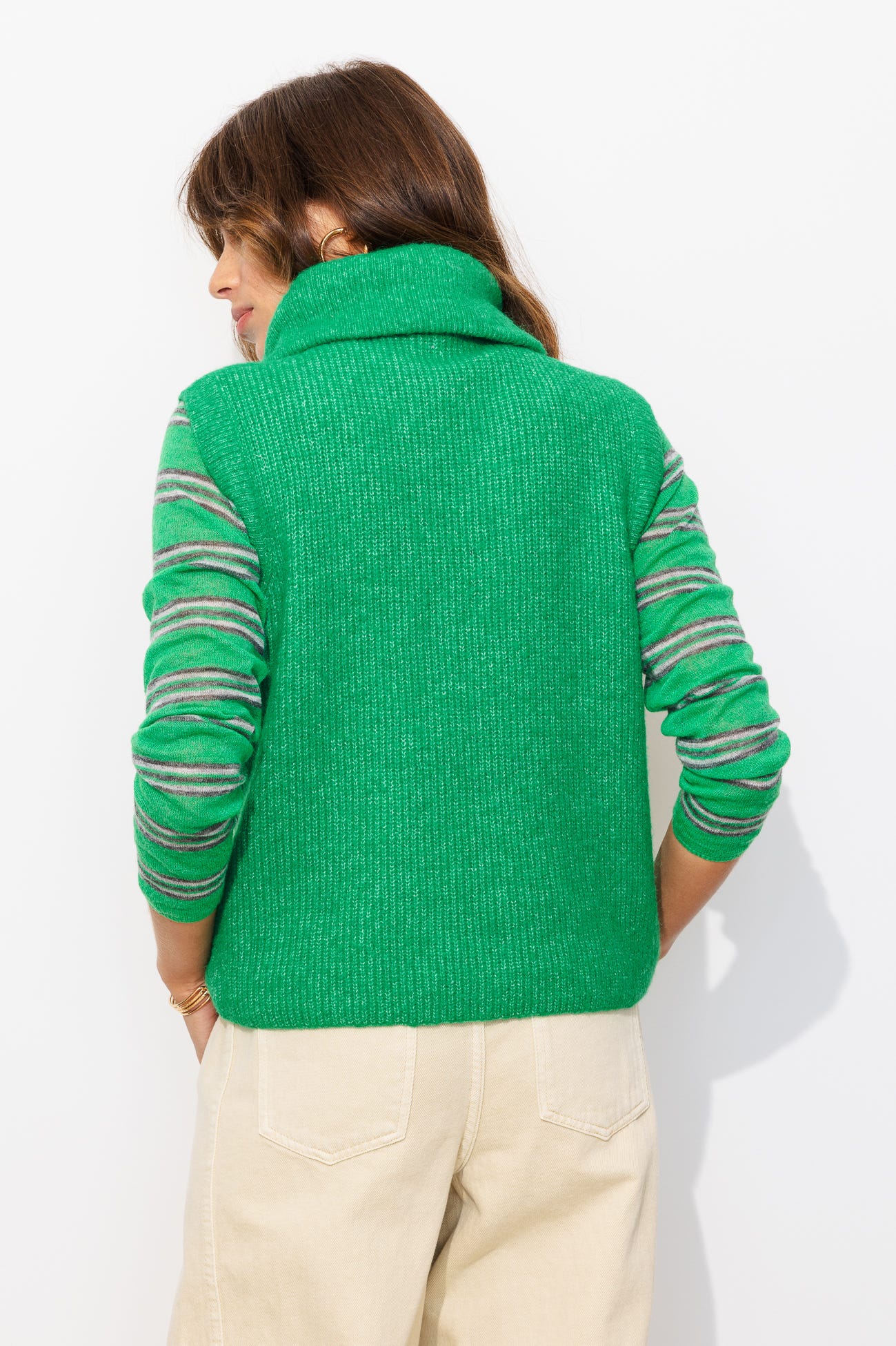 Sleeveless funnel-neck jumper