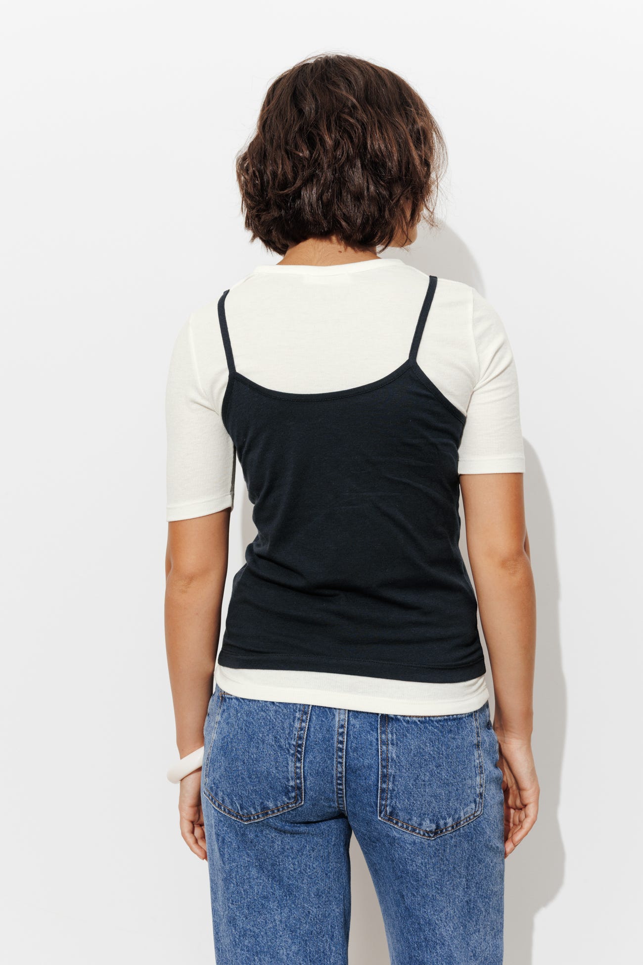 T-shirt et top superposés