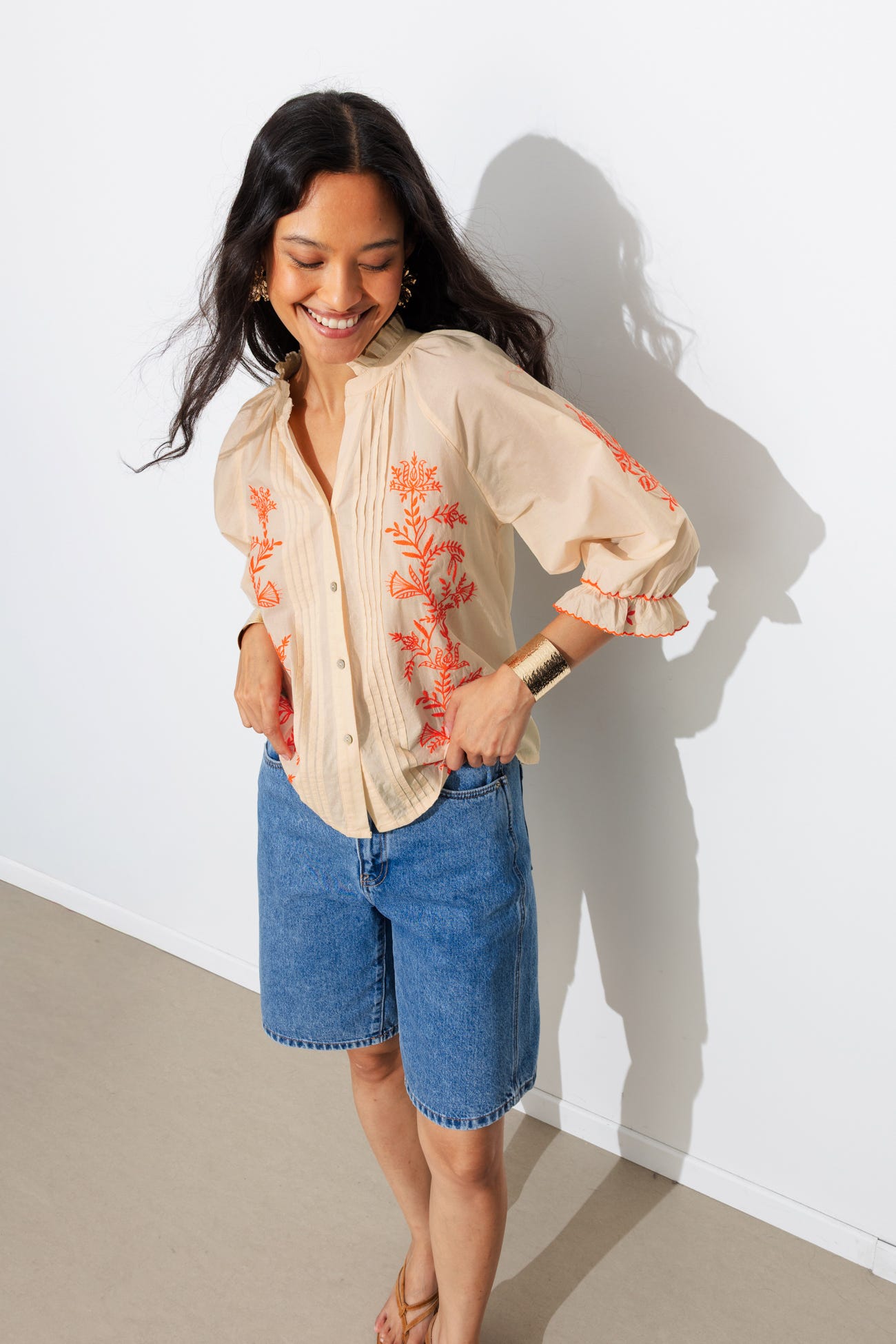 Blusa con ricami fluo