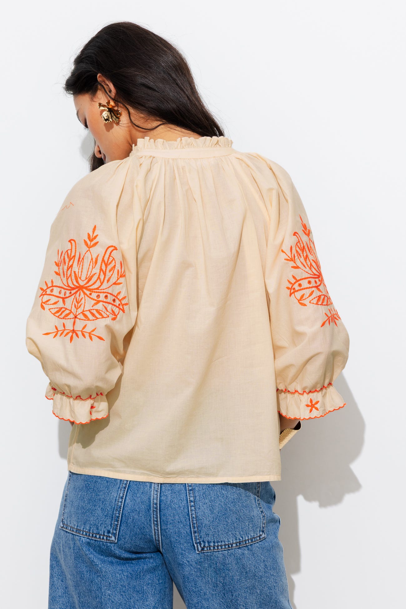 Blusa con ricami fluo