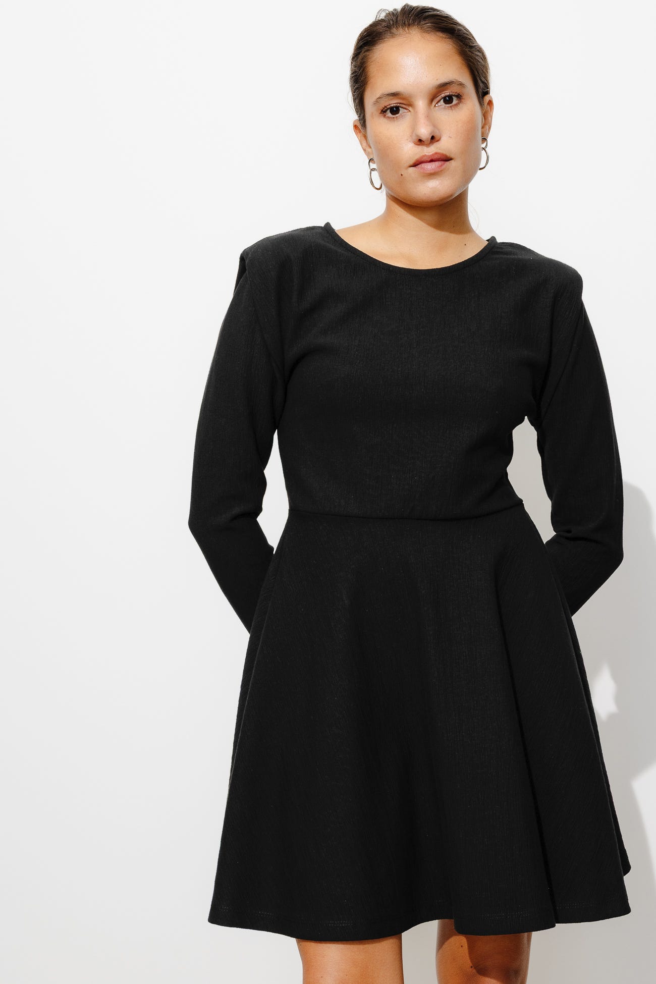 Robe courte épaulée en jersey