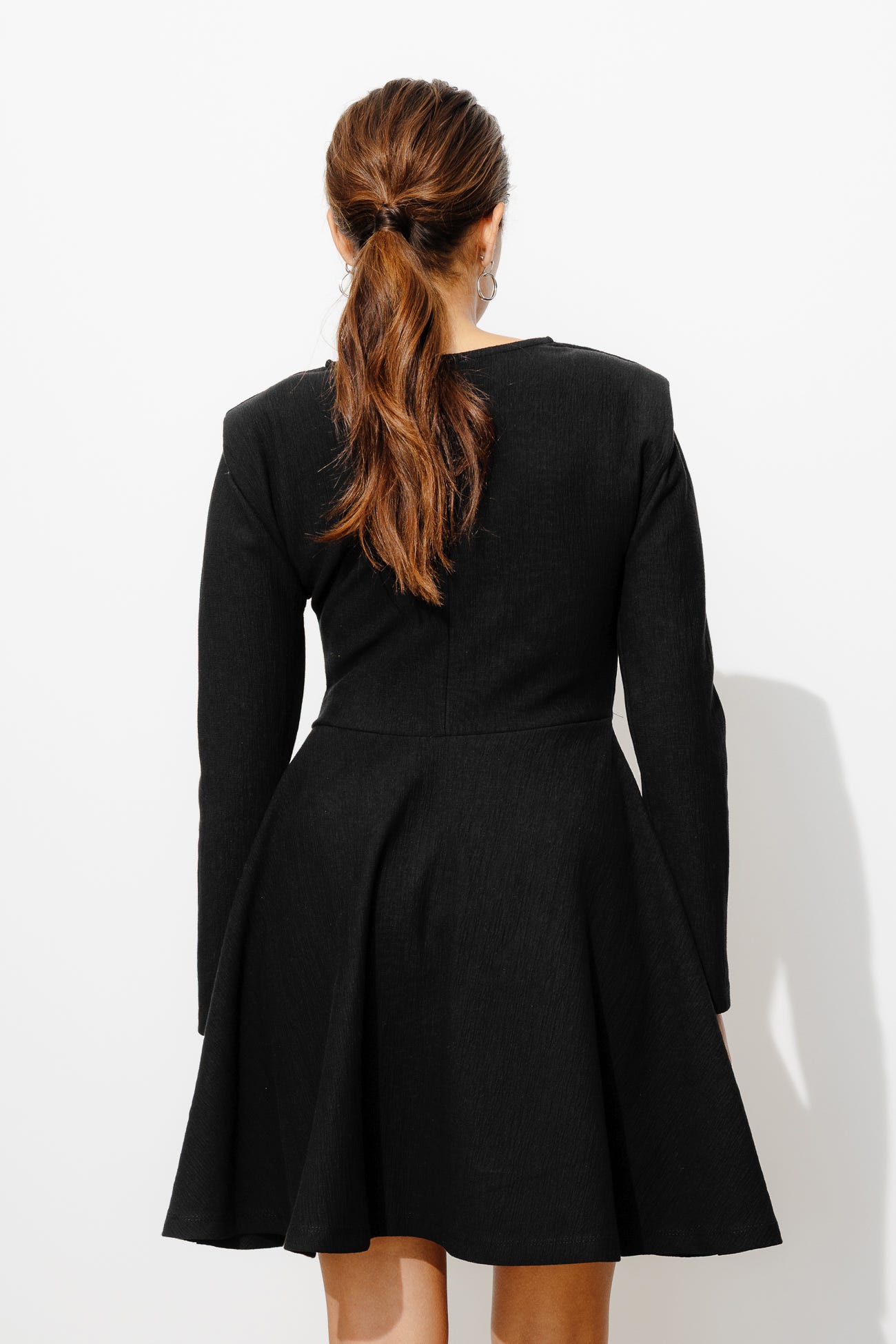 Robe courte épaulée en jersey