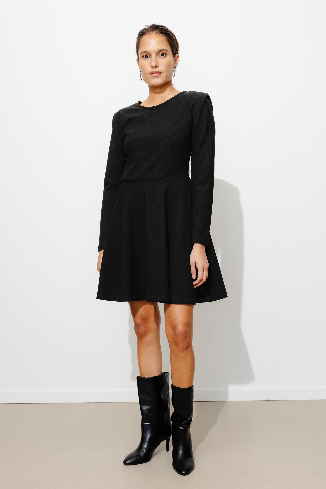 Robe courte épaulée en jersey