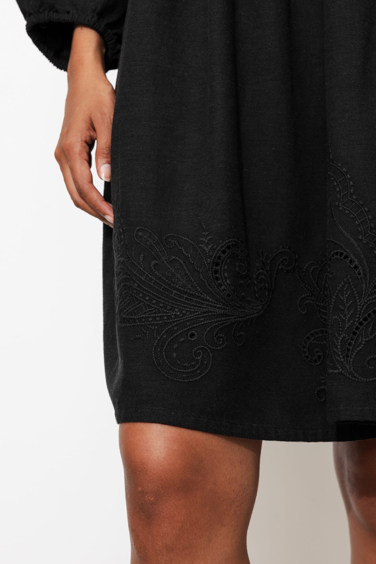 Robe courte brodée Femme