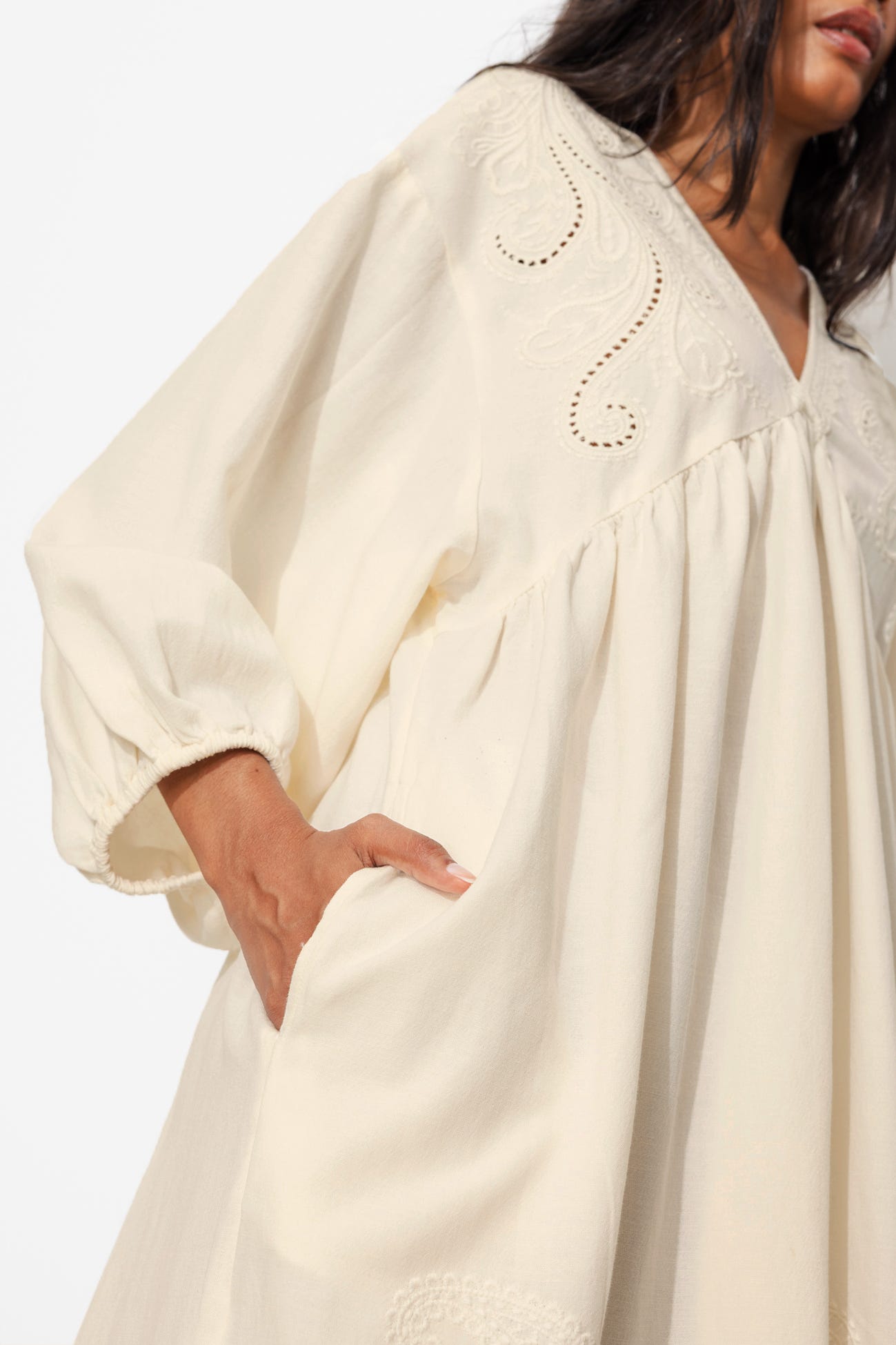 Robe courte brodée Femme