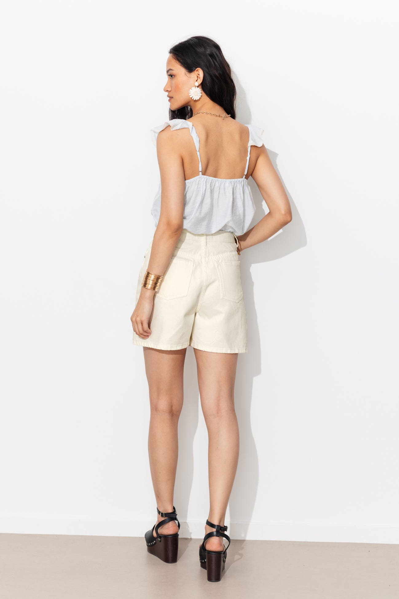 Short à bouton décalé