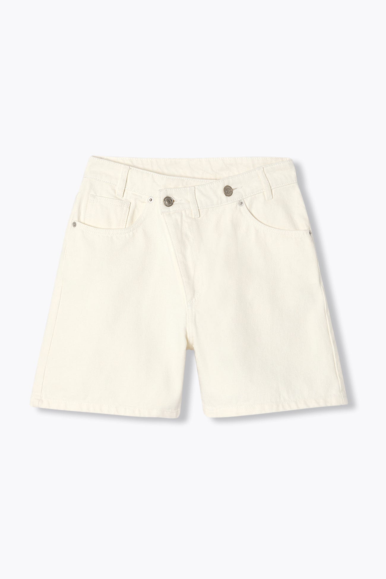 Short à bouton décalé