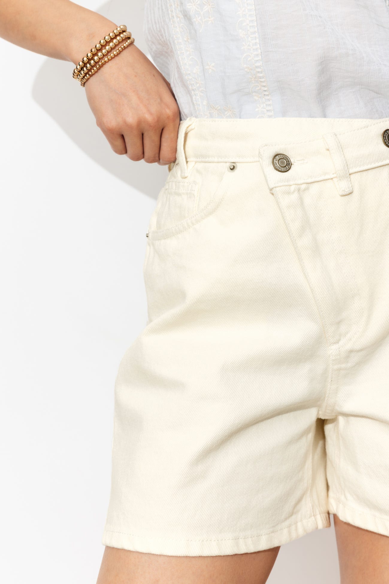 Short à bouton décalé