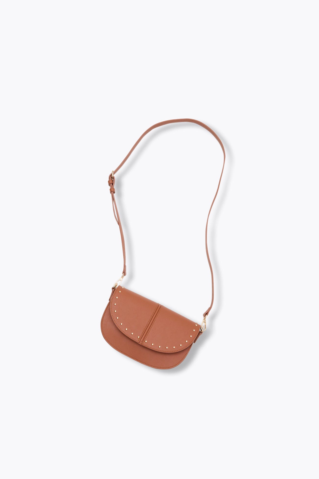 Bolso bandolera con tachuelas