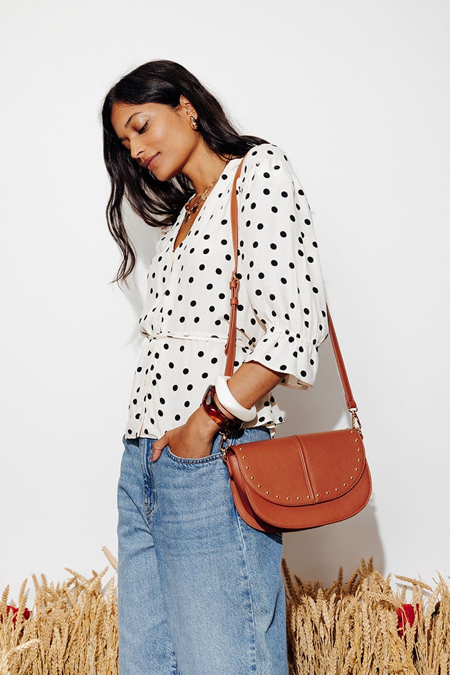 Bolso bandolera con tachuelas