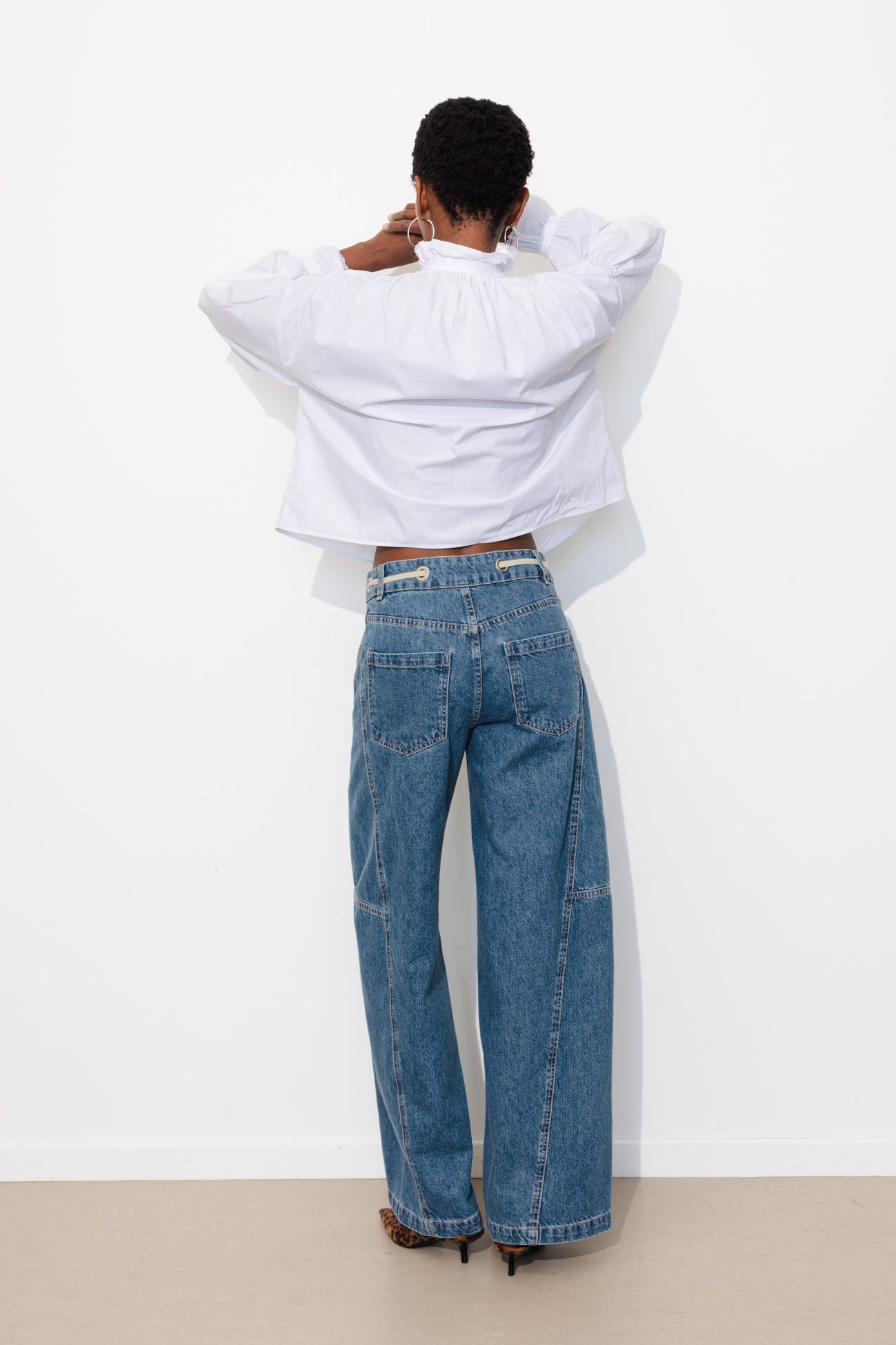 Jean large à oeillets Femme