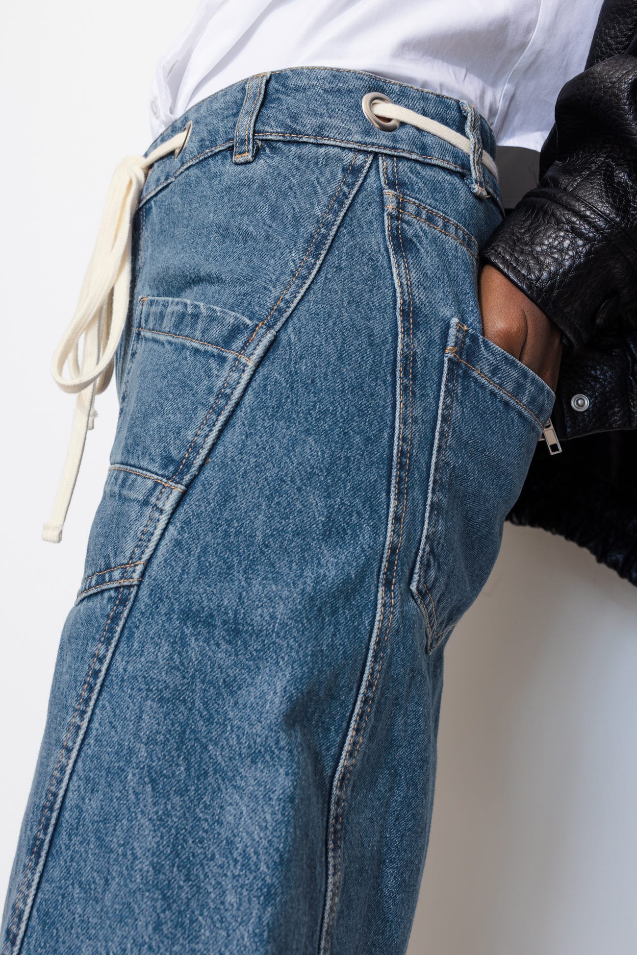 Jean large à oeillets Femme