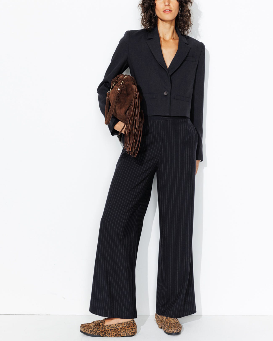 mannequin portant Veste de tailleur courte Femme avec un pantalon large rayé 