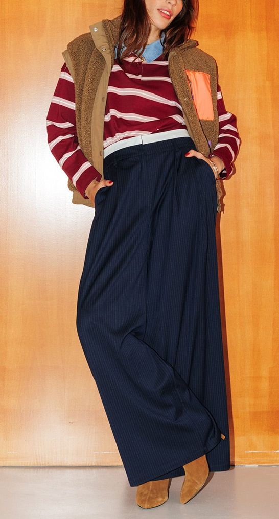 Mannequin portant un pantalon très large rayé femme avec une veste sherpa sans manche et un polo 