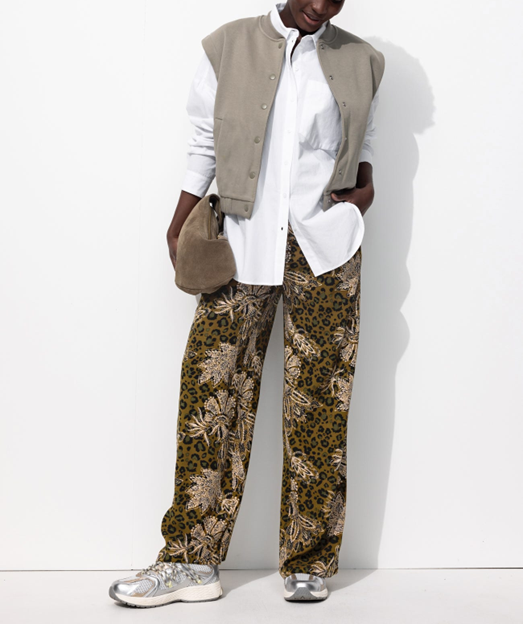 Mannequin portant un pantalon large imprimé léopard, avec une chemise blanche et une veste sans manche uni