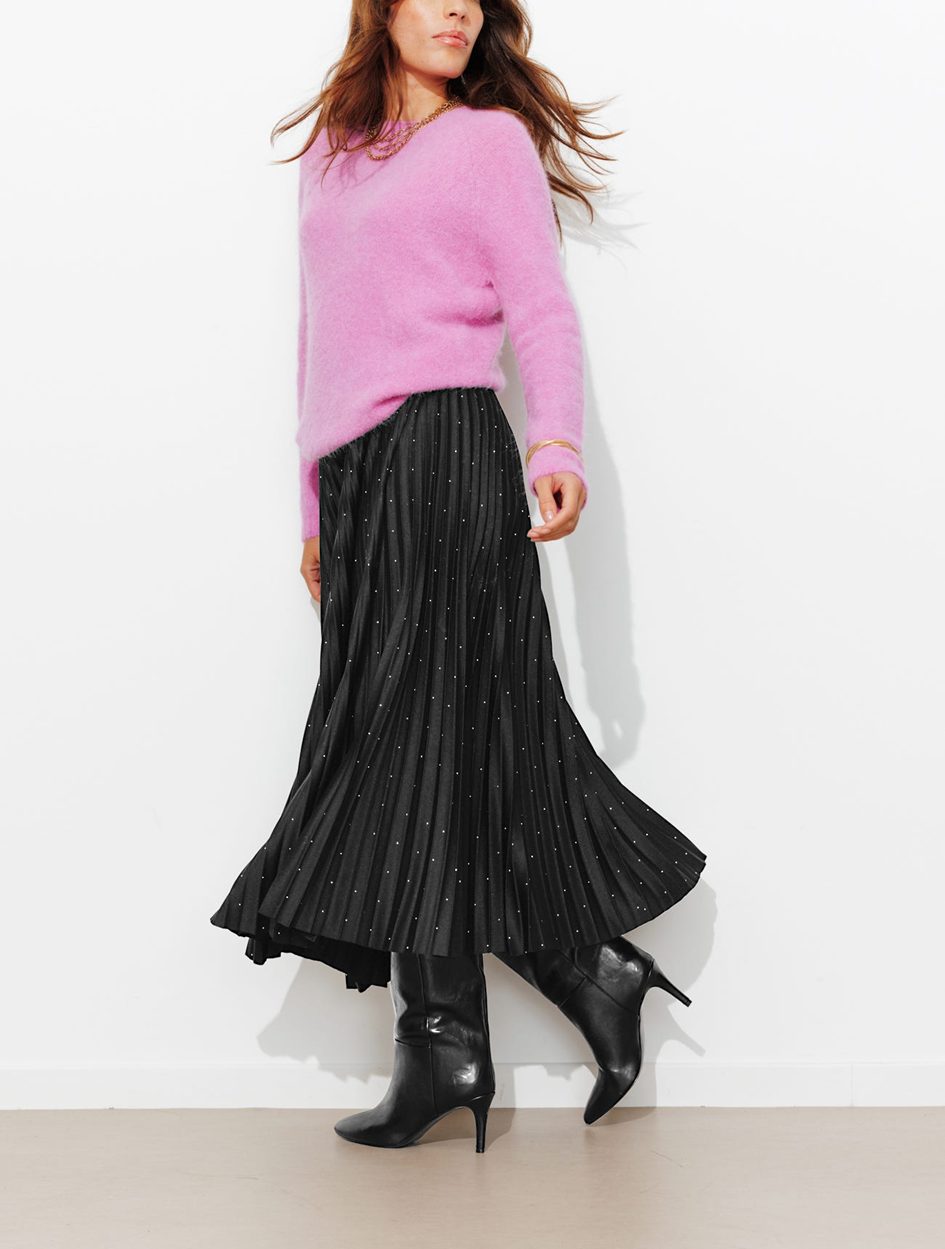 mannequin portant  Jupe plissée strassée Noire mixé avec un pull rose