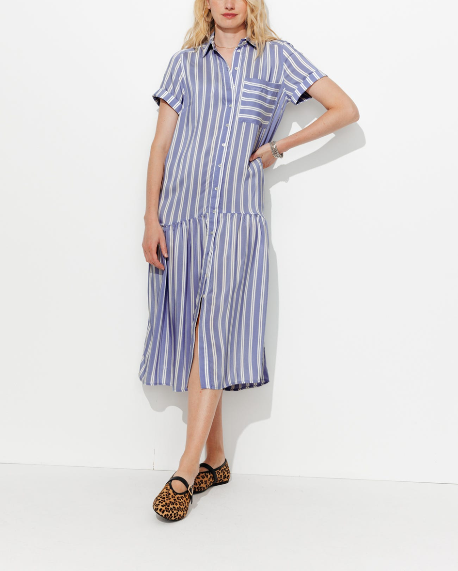 mannequin portant une robe-chemise avec des rayures blanches verticales 