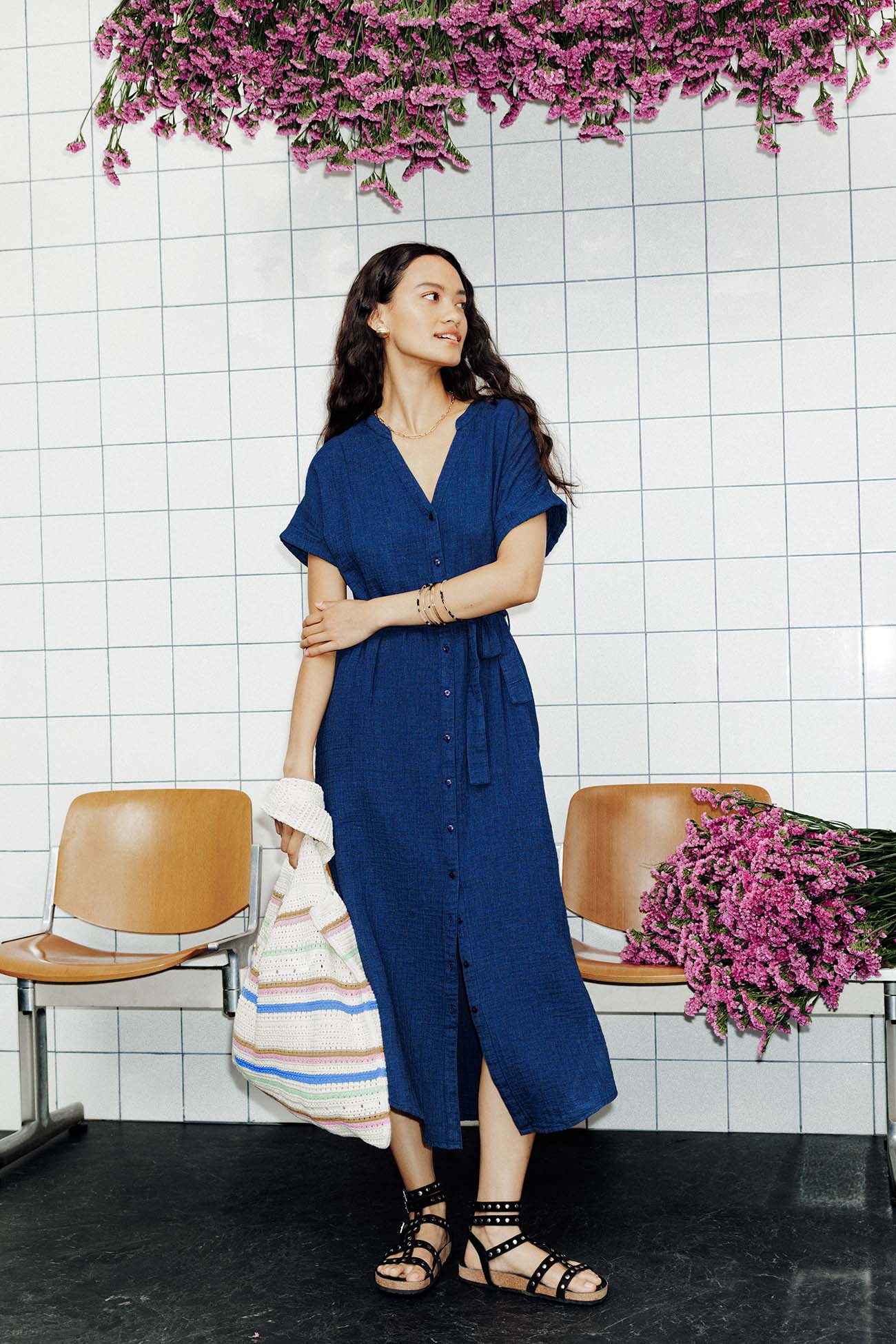 Mannequin portant une robe chemise bleue fluide