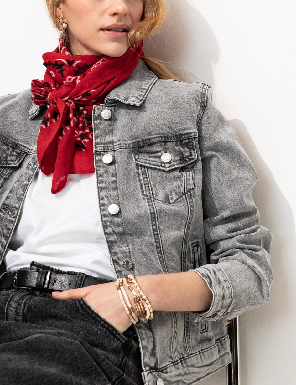 mannequin portant un foulard avec un look en denim