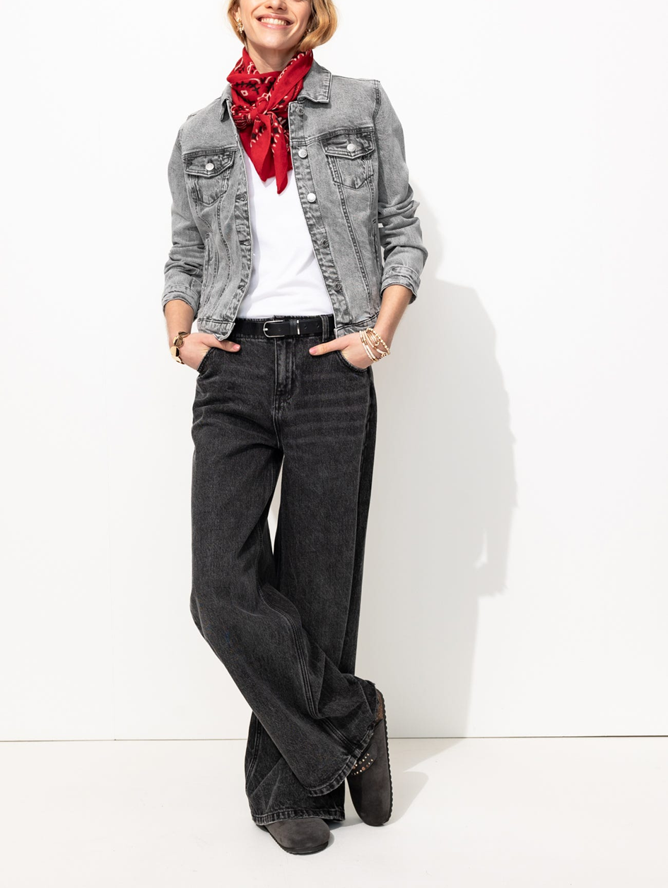 Mannequin portant une veste en jean grise avec un foulard rouge 