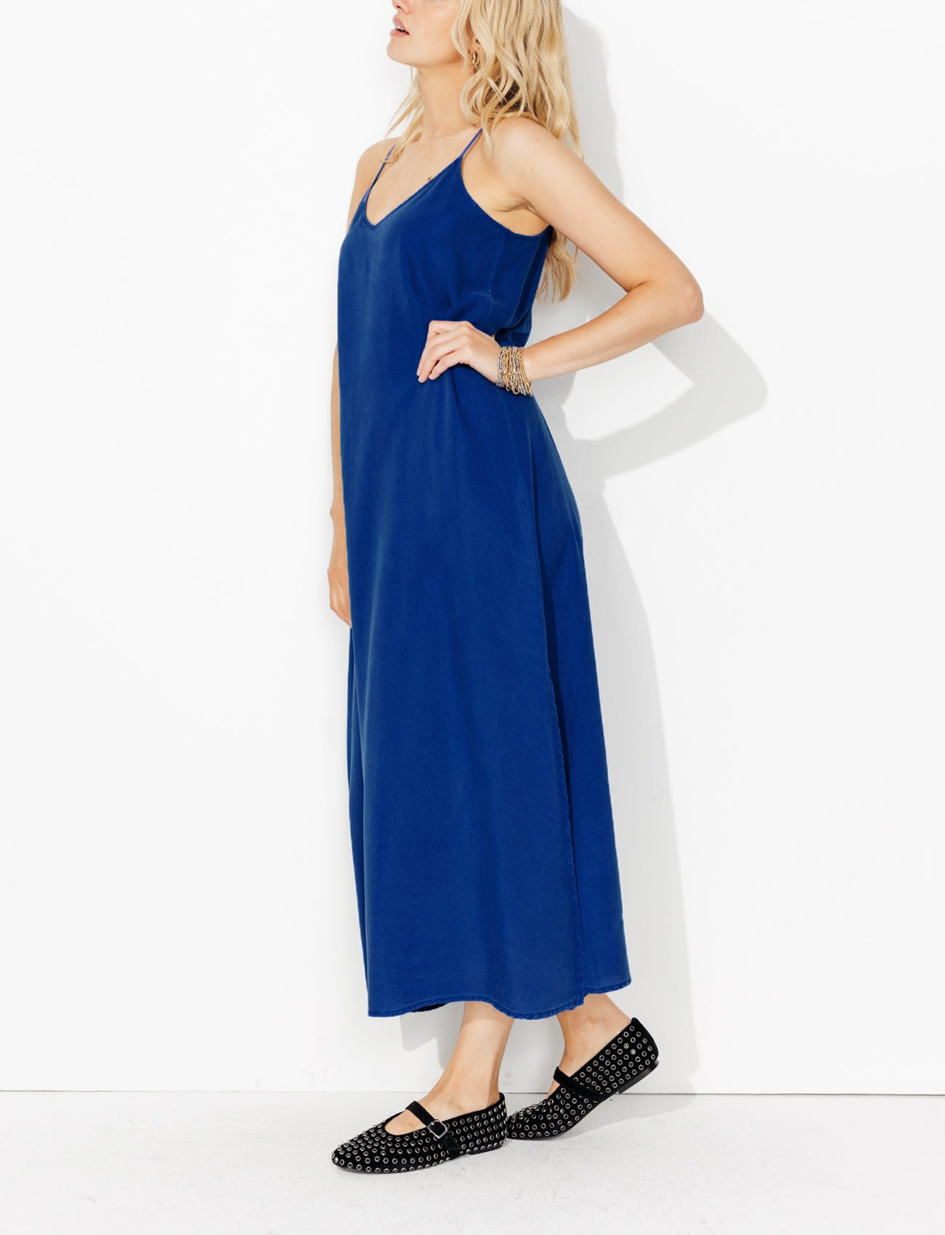 Mannequin portant une robe longue évasée bleu avec un décolleté V devant et dos.