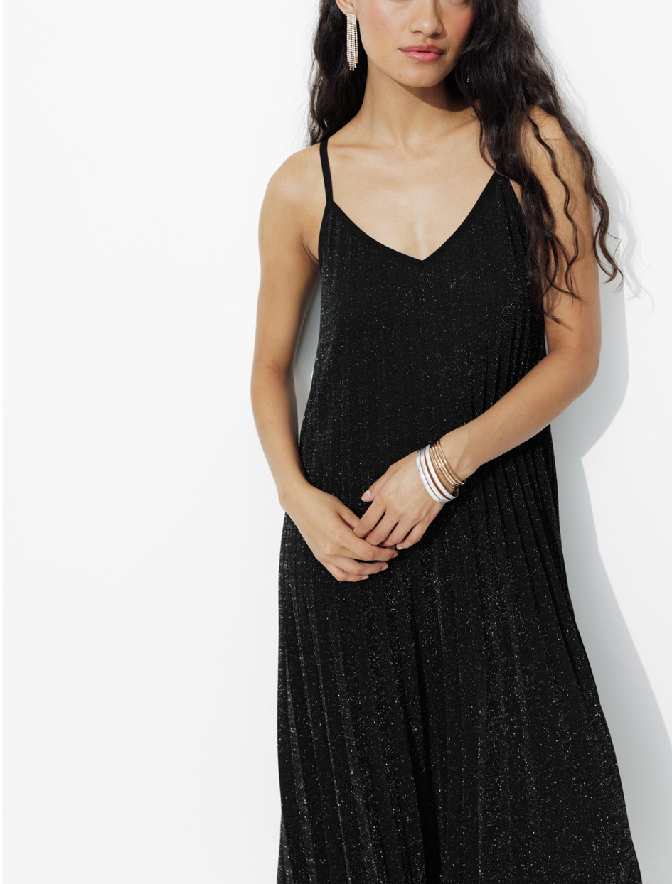 mannequin portant une longue robe pliseée pailletée