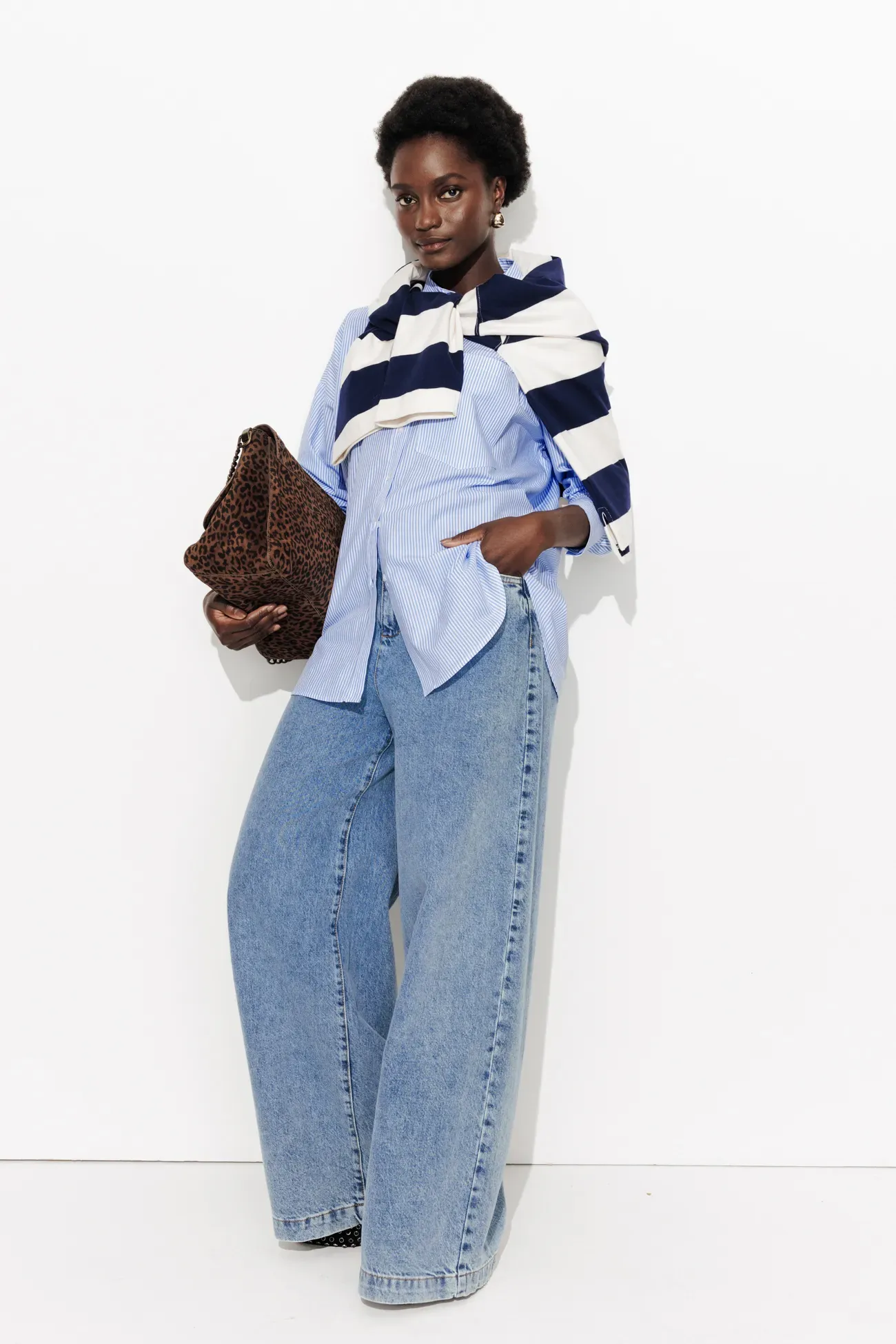 look chemise rayé avec un pull rayé bleu 