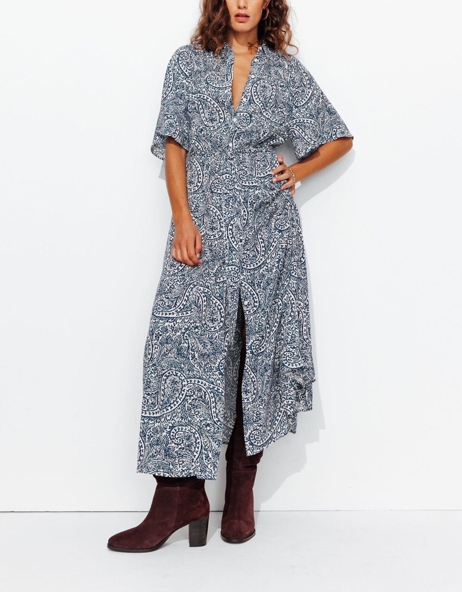 mannequin portant une robe-chemise imp^rimée avec des bottes à talon