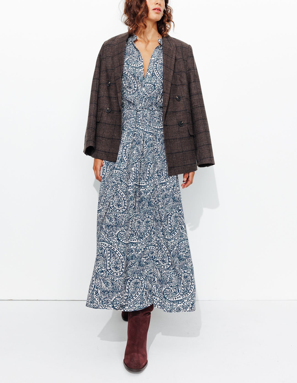 mannequin portant une robe chemise imprimée avec un blazer et des bottes