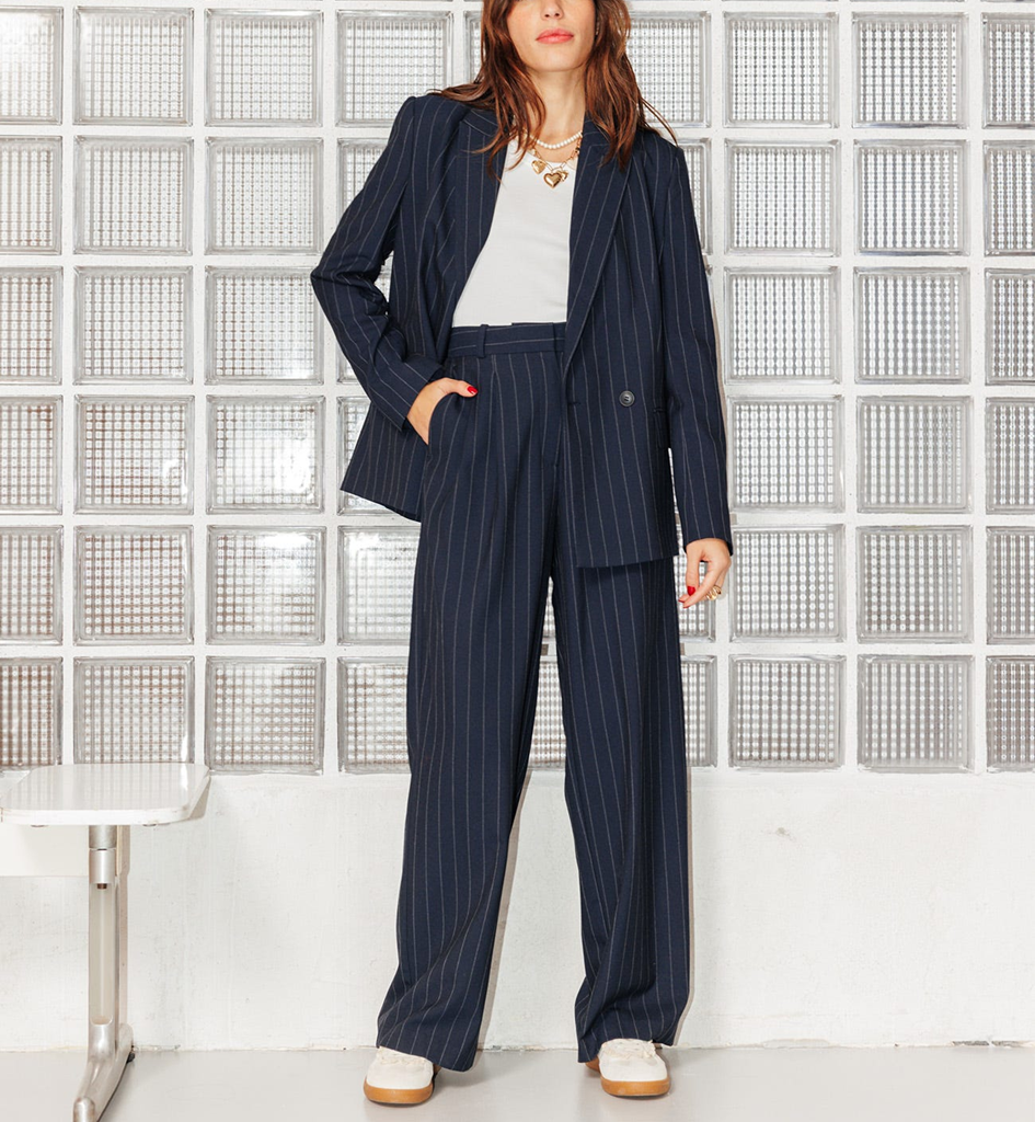 mannequin portant un ensemble tailleur à rayure blanc et marine avec un t-shirt blanc