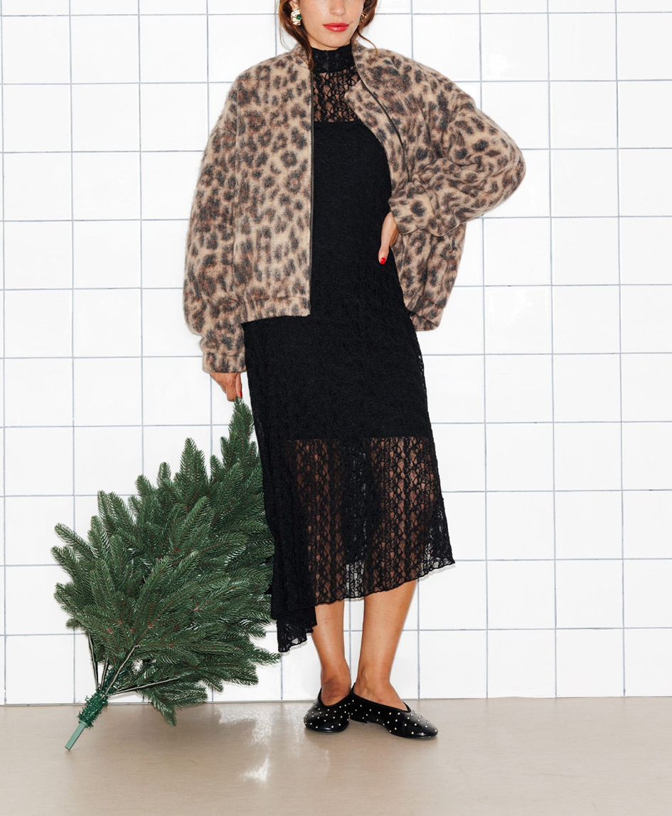 mannequin portant un bomber léopard en laine,  Coupe bomber. Col rond marqué. Emmanchures descendues. Manches longues coniques, poignets élastiqués