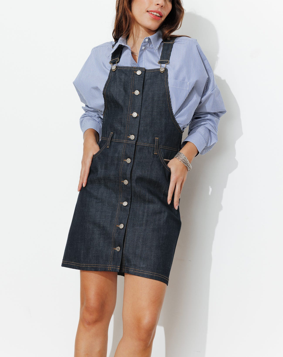 mannequin portant une robe en jean courte avec une chemise