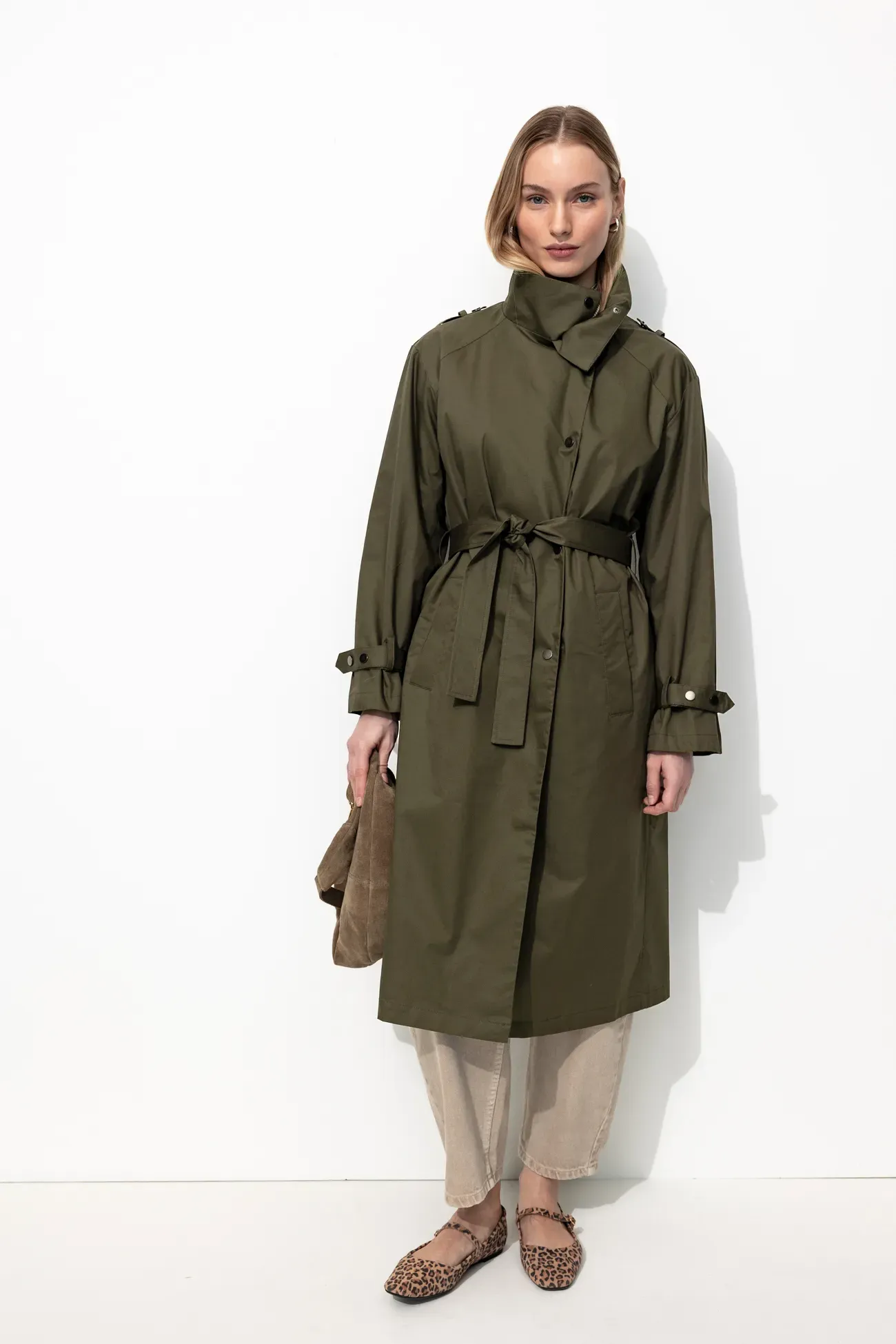 Comment porter le trench femme avec style et élégance